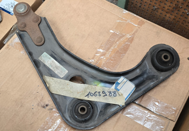 1063988 Ford Ka triangle de suspension 