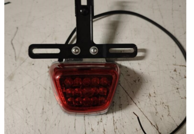 FEU ET ECLAIRAGE DE PLAQUE HARLEY DAVIDSON SPORTSTER